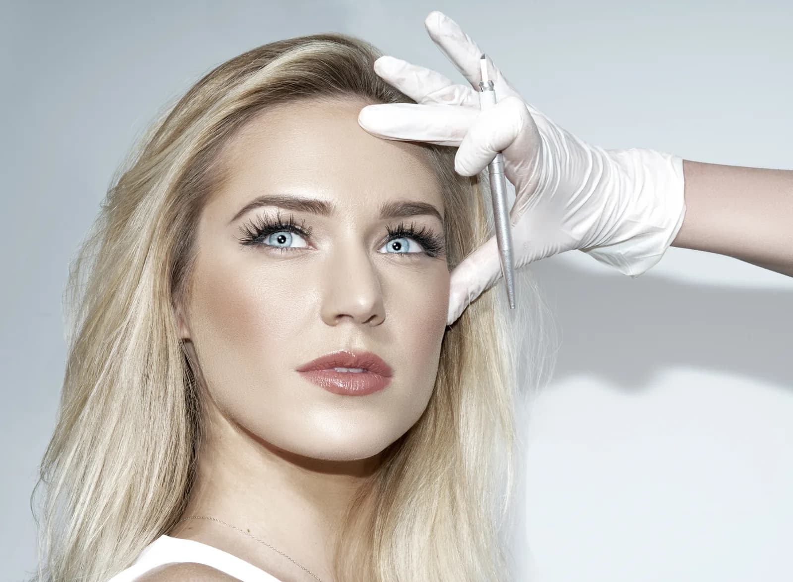 Pose de pigmentation des sourcils photographiée en studio