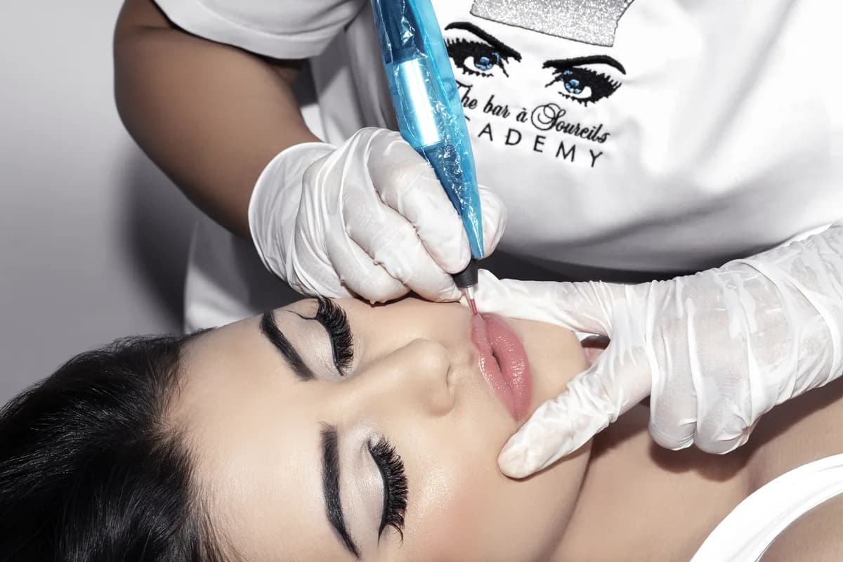 Maquillage permanent des lèvres en cours de réalisation